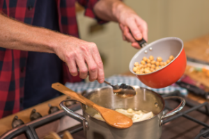 Père qui cuisine des légumineuses