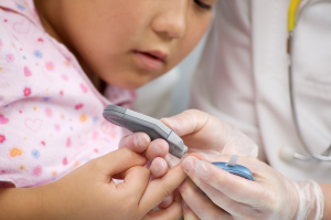 Mesure de la glycémie d’un enfant souffrant de diabète de type 1 