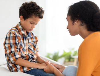 Parent qui rassure son enfant qui fait de l’anxiété de performance