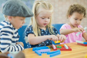 Enfants qui apprennent en jouant à la garderie