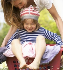 Utilisation du jeu et de l’humour pour encourager l’enfant à respecter les consignes. Utilisation du jeu et de l’humour pour encourager l’enfant à respecter les consignes.