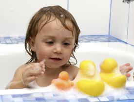 Enfant qui compare la taille de ses jouets Enfant qui compare la taille de ses jouets