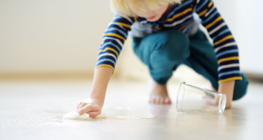 Conséquence logique : l’enfant ramasse le dégât qu’il a fait