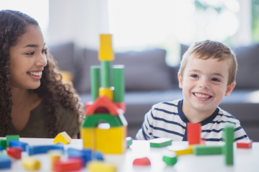 Enfant qui s’amuse avec sa gardienne Enfant qui s’amuse avec sa gardienne