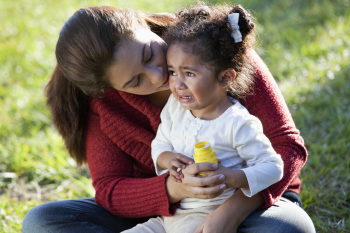 Parent qui réconforte son enfant