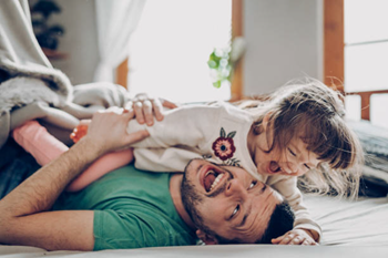 Papa qui fait des jeux de bataile avec son enfant