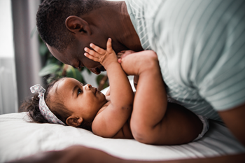 Papa qui prend soin de son bébé