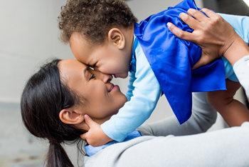 Maman qui démontre son affection à son enfant