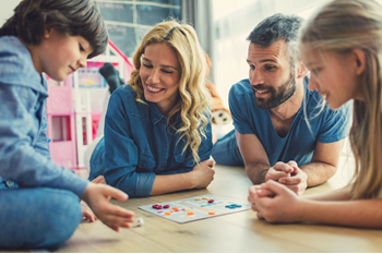 Famille recomposée qui joue à un jeu de société