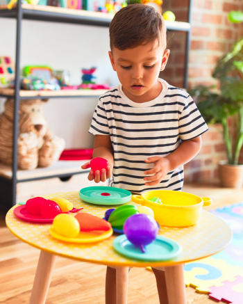 Enfant qui joue à faire semblant de cuisiner