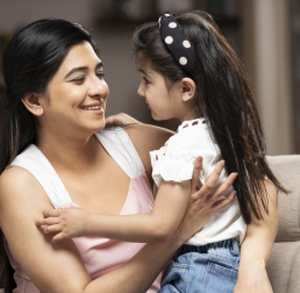 Un enfant qui ne veut pas changer sa routine est rassuré par son parent.