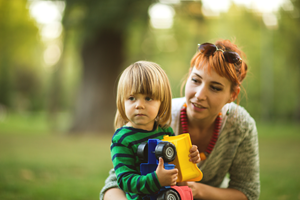 Enfant solitaire rassuré par son parent au parc