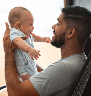 Parent immigrant qui parle dans sa langue maternelle à son enfant