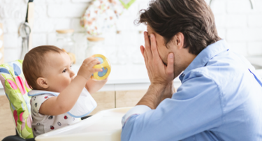 Parent qui s’amuse au jeu de coucou avec son bébé