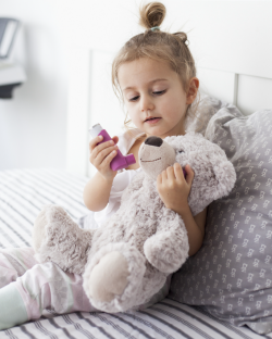 Enfant qui donne un médicament à son toutou
