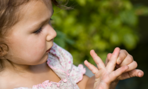 Enfant qui a une écharde