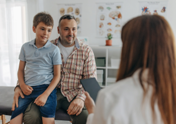 Enfant qui présente des signes de puberté précoce chez le médecin