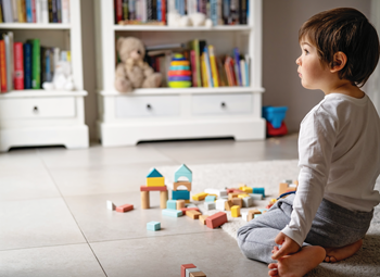 Enfant seul qui s’ennuie