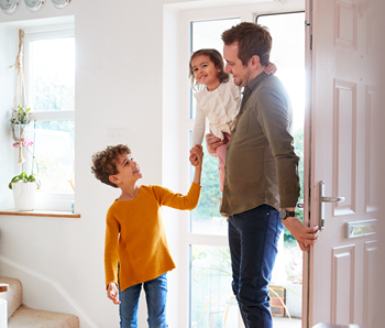 Papa avec ses enfants en garde partagée