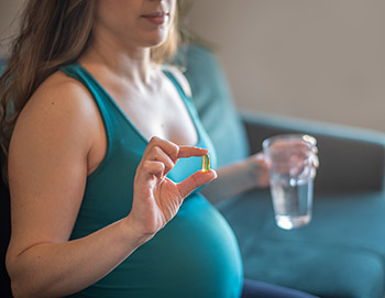 Femme enceinte qui prend une multivitamine prénatale