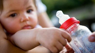 Inciter bébé à boire plus, une mauvaise habitude