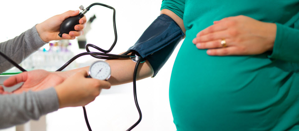 Diabète et hypertension de grossesse: des risques à long terme pour la mère et le père