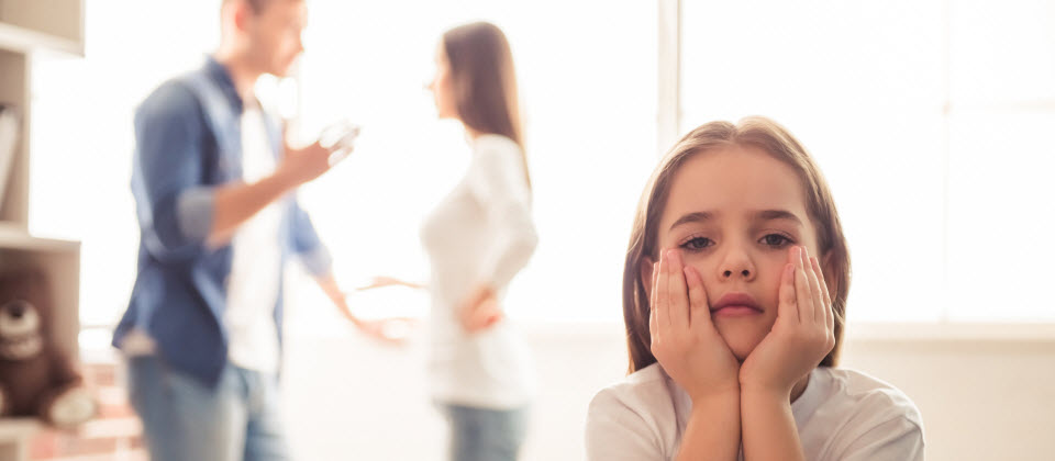 En manchettes: séparation des parents, stress des mères, et langage et nouveau-nés