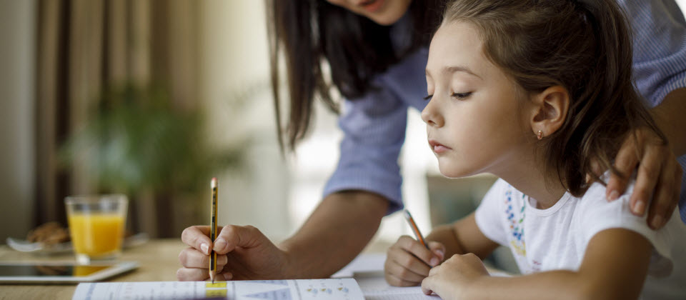En manchettes: parents bulldozers, livres numériques, et jeu et émotions