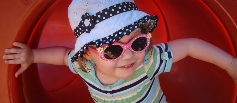 En manchettes: lunettes de soleil, césarienne et parents bavards