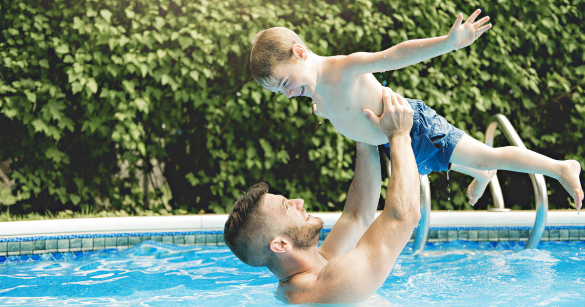 En manchettes: Nouvelles règles pour les piscines – Crème solaire – Assurance maladie et immigration