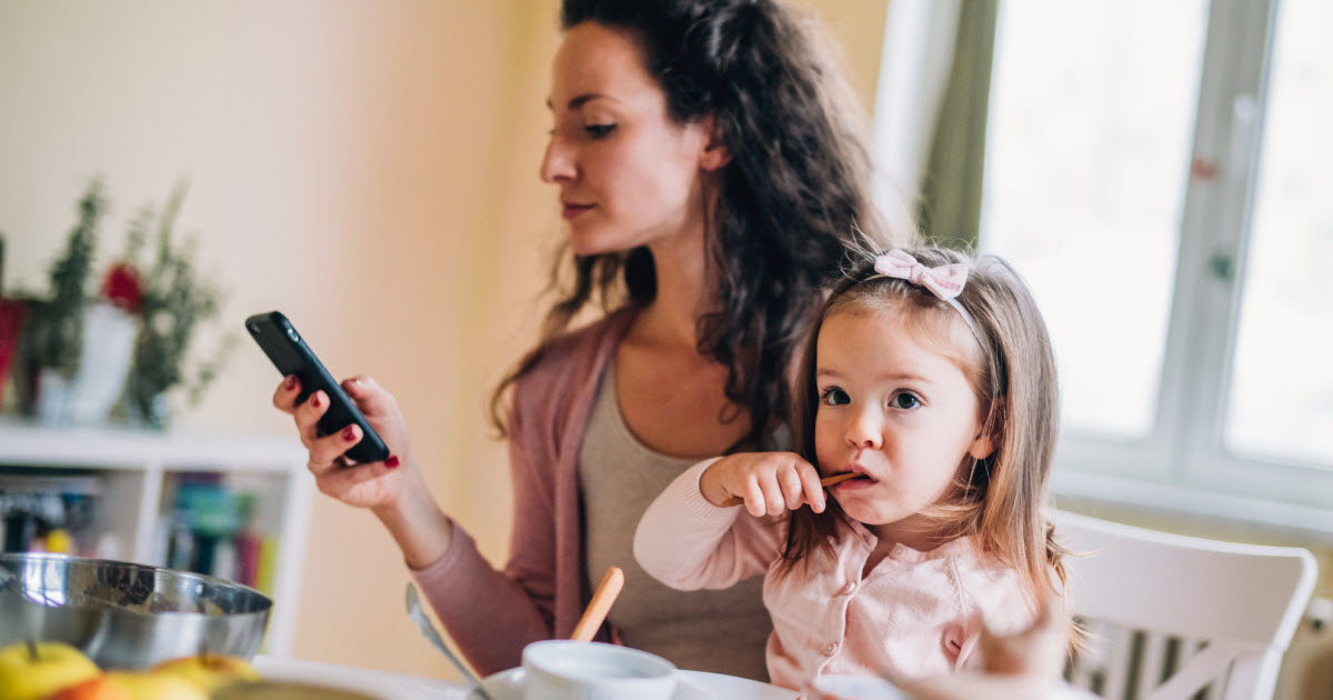 En manchettes: Téléphone à table – Sommeil de bébé et télétravail – Enfants handicapés