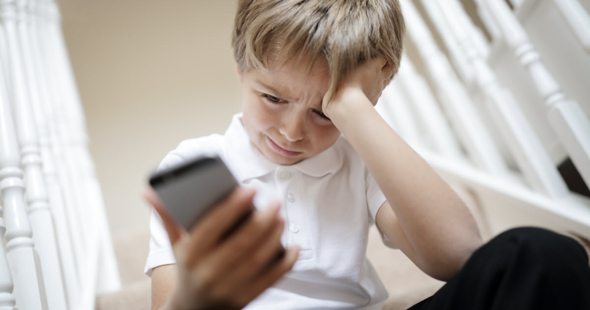 En manchettes: Appeler au 911 – Des tout-petits chez les aînés – Stress et grossesse