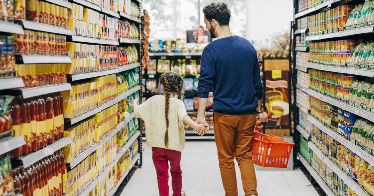 En manchettes: Hausse du coût des aliments – Écrans et tout-petits – Frais de retard dans les bibliothèques