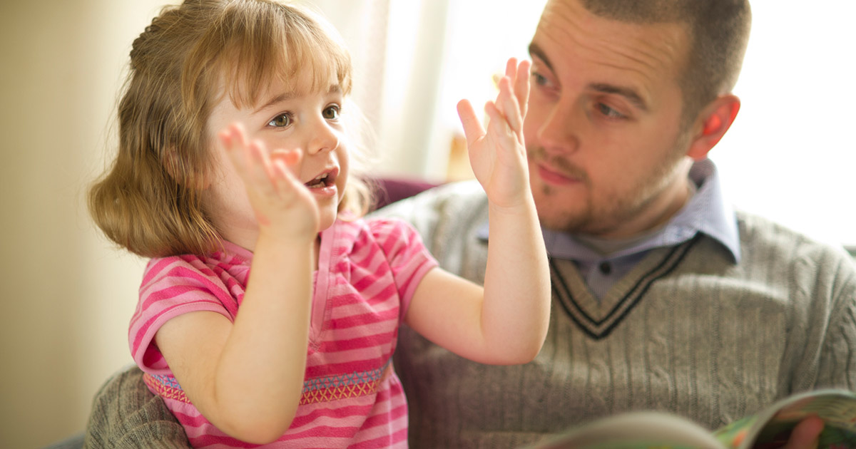 Devrais-je encourager mon enfant à «bien parler»?