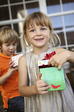 Votre enfant envie les cadeaux des autres?