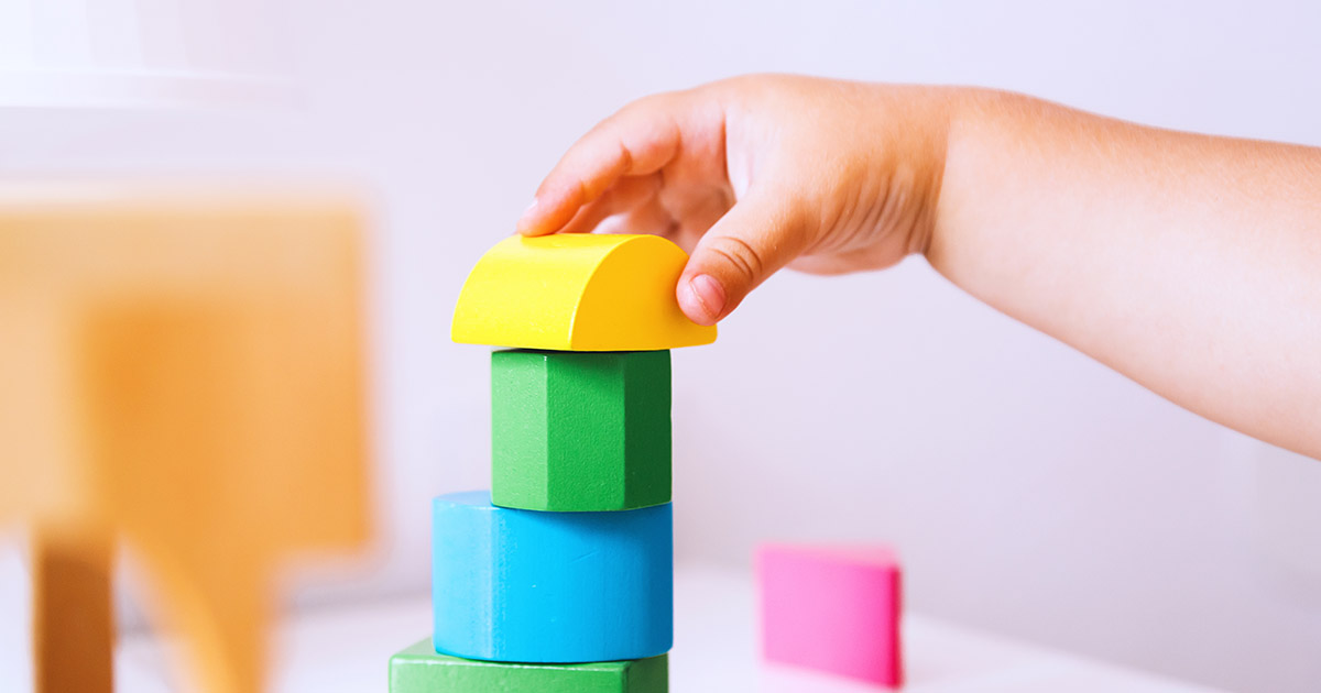 Faut-il apprendre les formes et les couleurs à un tout-petit?