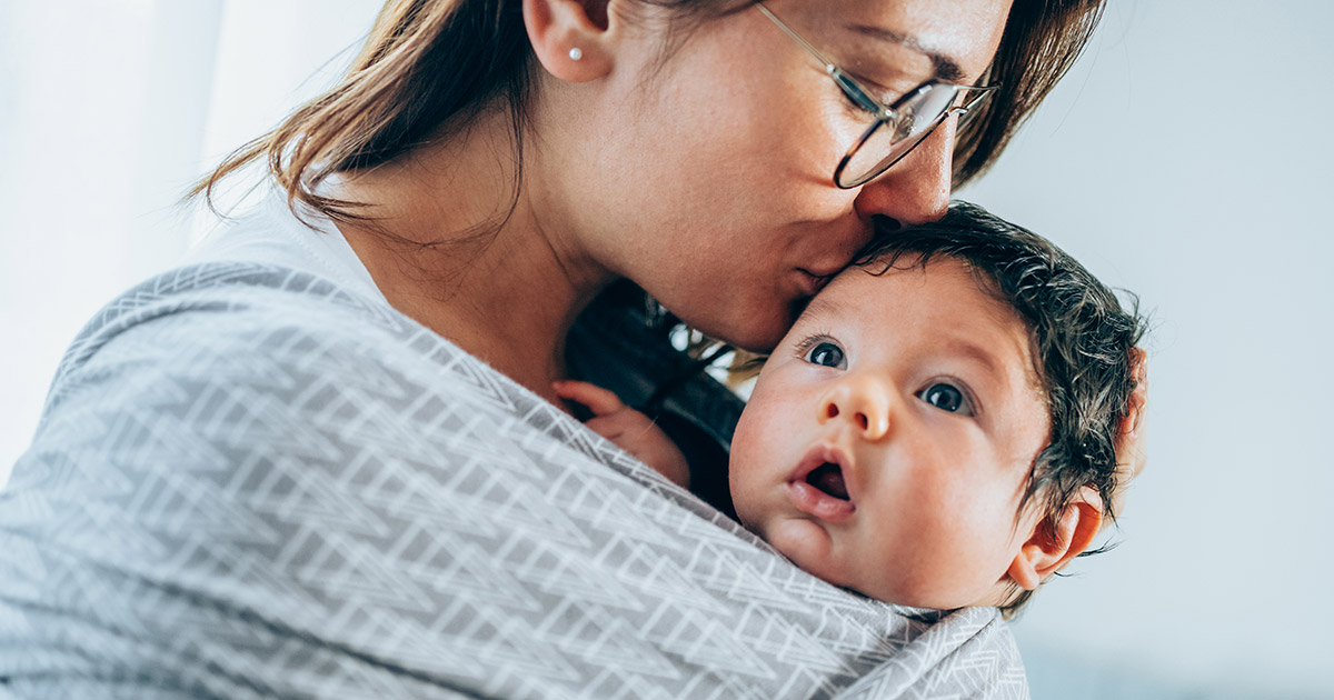 Pourquoi les bébés aiment le portage