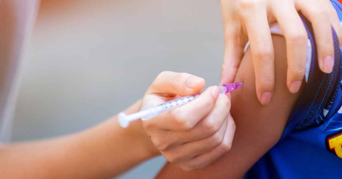 Vaccins contre la COVID-19: que sait-on de leur sécurité chez les enfants?