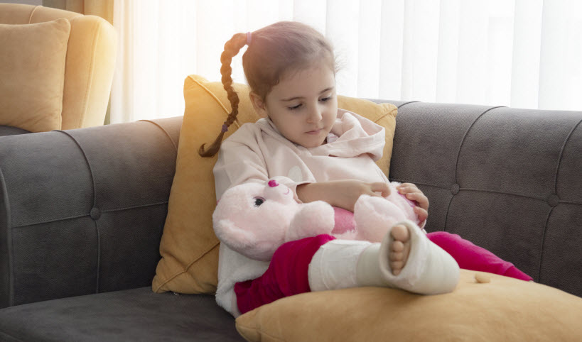 L'enfant qui s'est fracturé un os
