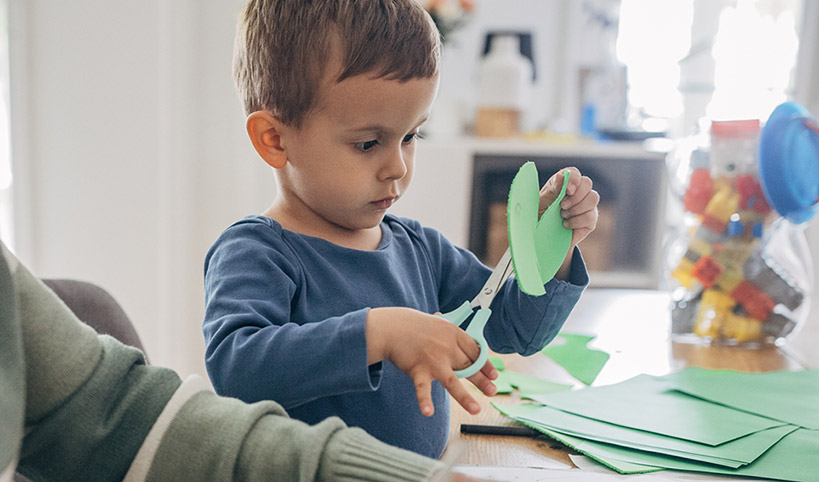2.5–3 years old: fine motor skill development