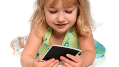 Les enfants feraient plus confiance aux belles personnes