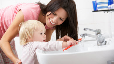 Du dentifrice avec fluor même pour les bébés?