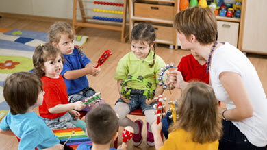 Préparation à l'école: les bienfaits du jeu et de la musique