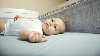 Les contours de lit de bébé devraient-ils être bannis?