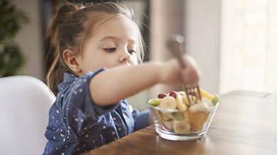Manger des fruits et légumes ne réduirait pas la consommation d’aliments riches en gras et en sucre