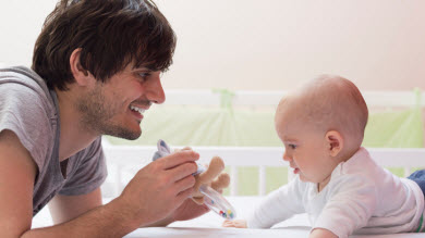 Jouer avec papa: pourquoi c'est bon pour les bébés?