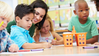 Comment les enfants deviennent droitiers ou gauchers