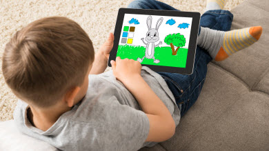 Accro aux écrans? Des signes à surveiller chez les enfants