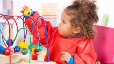 Les enfants commenceraient tôt à faire des déductions