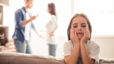 En manchettes: séparation des parents, stress des mères, et langage et nouveau-nés
